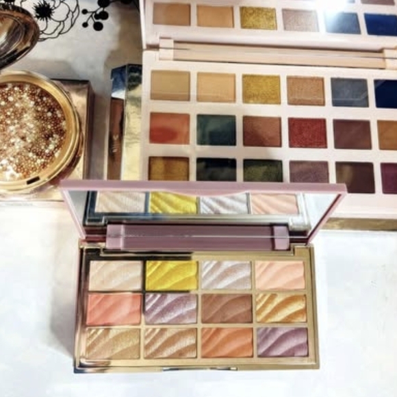 Iconic London Makeup Set - Picture 4 of 11